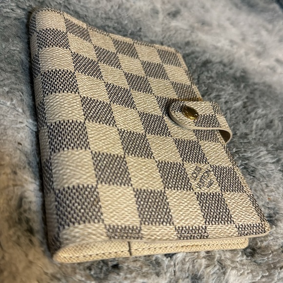 Men’s or Women’s Louis Vuitton Azur Rare Pocket/ Passport holder! Pre-loved! 🔥 - Picture 8 of 15